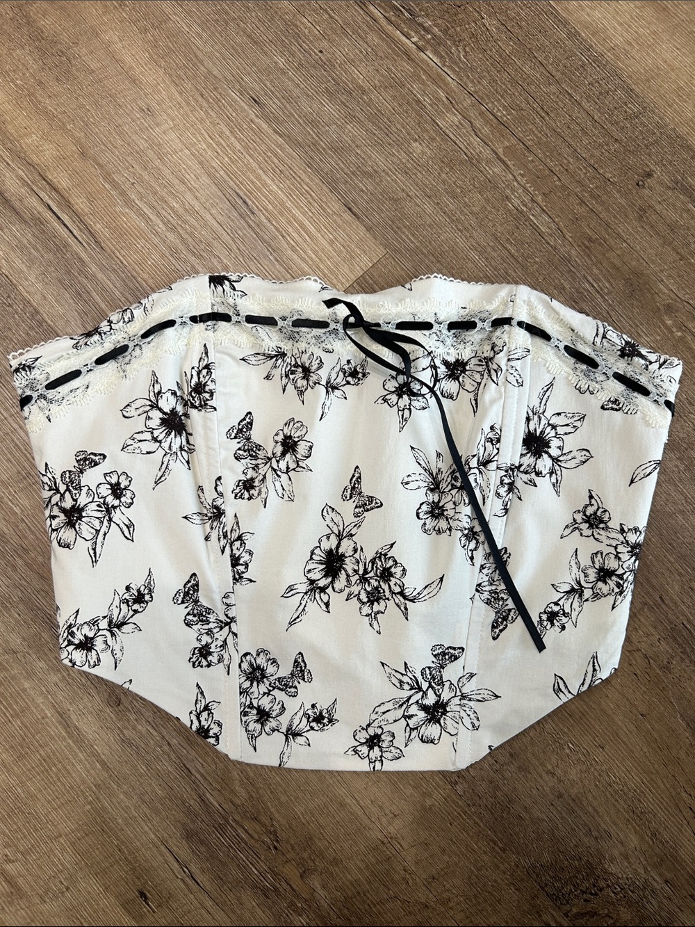 Floral Lace-Trim Strapless Crop Top in White and Black